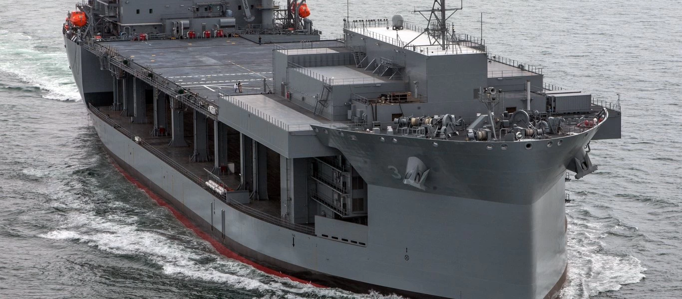 Κόλπος: Ελικόπτερα Apache σε ανεφοδιασμό από πλοίο του αμερικανικού Ναυτικού